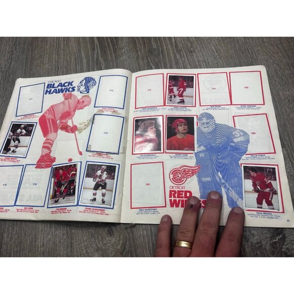 1982 O-Pee-Chee NHL Hockey Sticker Album Book Gretzky Foils Cover - Picture 7 of 8